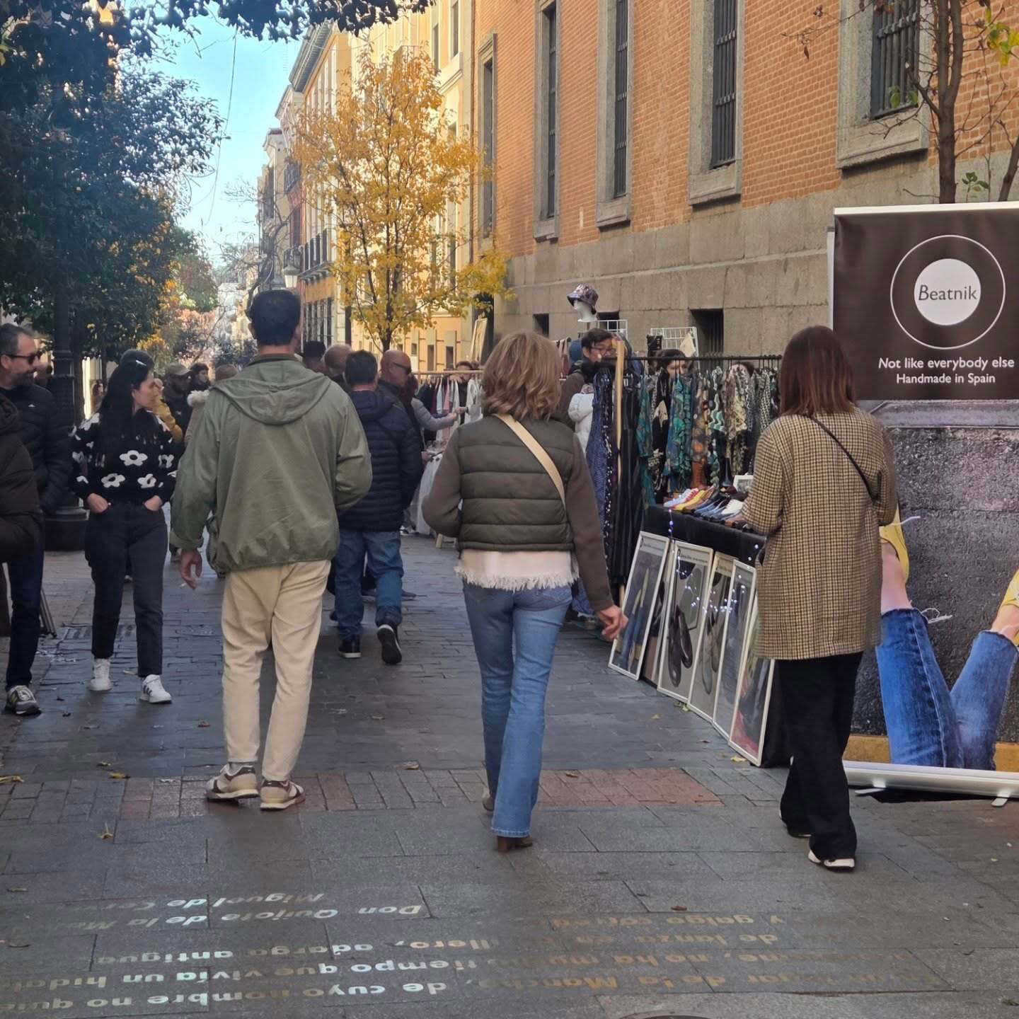 El conocido mercado del barrio de las Letras vuelve este fin de semana con más stands de moda, cerámica, bisutería y gastronomía.
