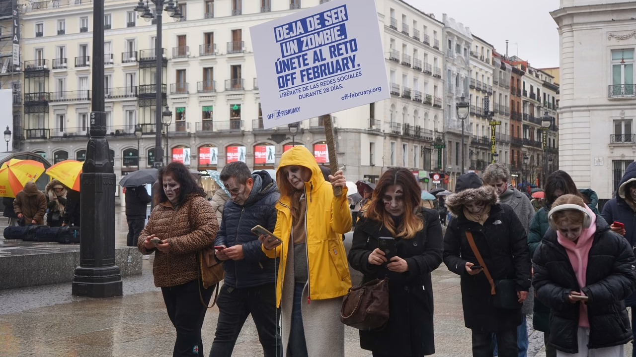 Una multitud de zombis invade Madrid en busca de "devorar" los teléfonos móviles.