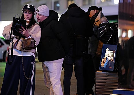 Imagen secundaria 1 - Varios fotógrafos y sus ayudantes trabajando en Callao durante la tarde