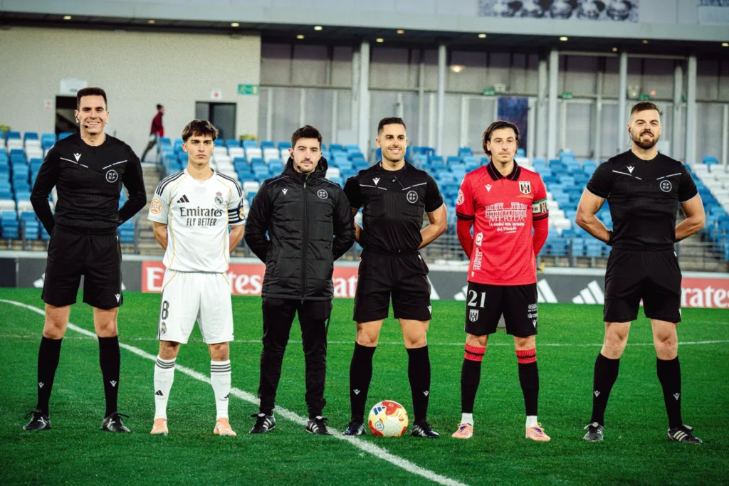 Los capitanes de Real Madrid Castilla y Mérida antes del partido de Primera Federación