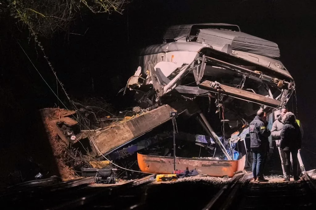 Accidente de un tren de Rodalies y su descarrilamiento en Córdoba: últimas noticias en vivo | Adif elimina la restricción de velocidad entre Madrid y Barcelona, estableciendo un límite de 230 km/h en cuatro tramos.