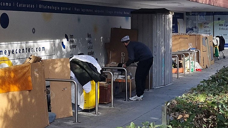 Chabolas de cartón ocupan las estructuras para encadenar bicicletas de la calle de Arapiles