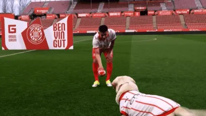 El compañero que no esperaba: Diablito Echeverri jugó con un perro en su presentación con el Girona