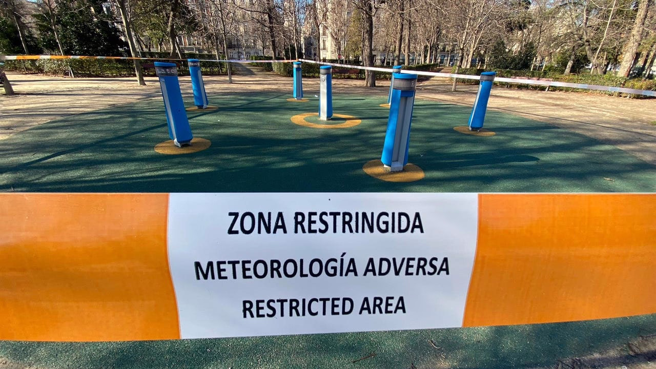 El Retiro y otros ocho importantes parques de Madrid, marcados por el invierno.