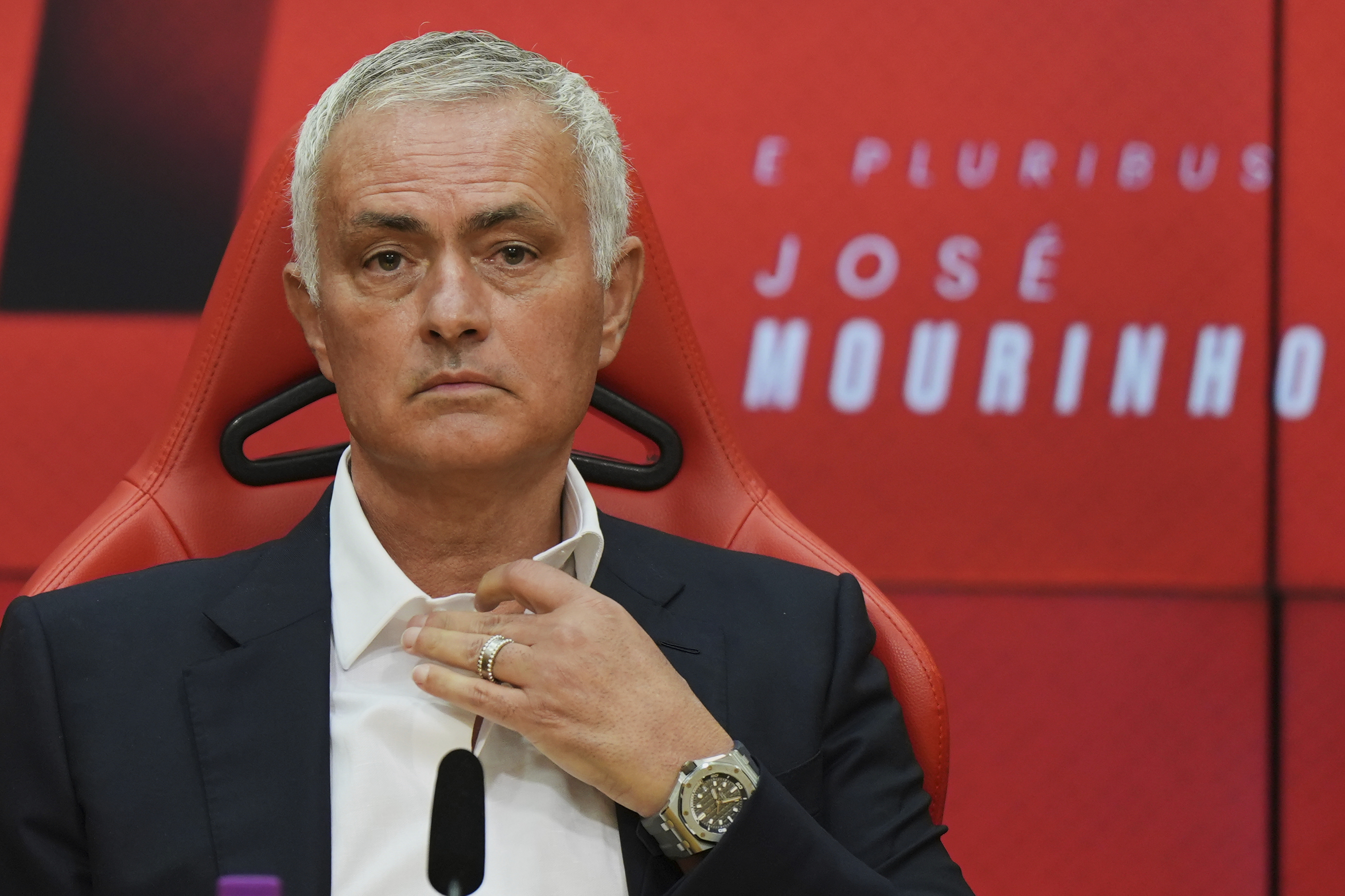 José Mourinho llega a una conferencia de prensa en Lisboa, jueves, 18 de septiembre de 2025, anunciando su regreso a la dirección técnica en Portugal con Benfica en un contrato de dos años. (AP Photo/Ana Brigida)