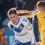 Izan González con la camiseta de la UE Cornellà y el escudo del Girona FC.