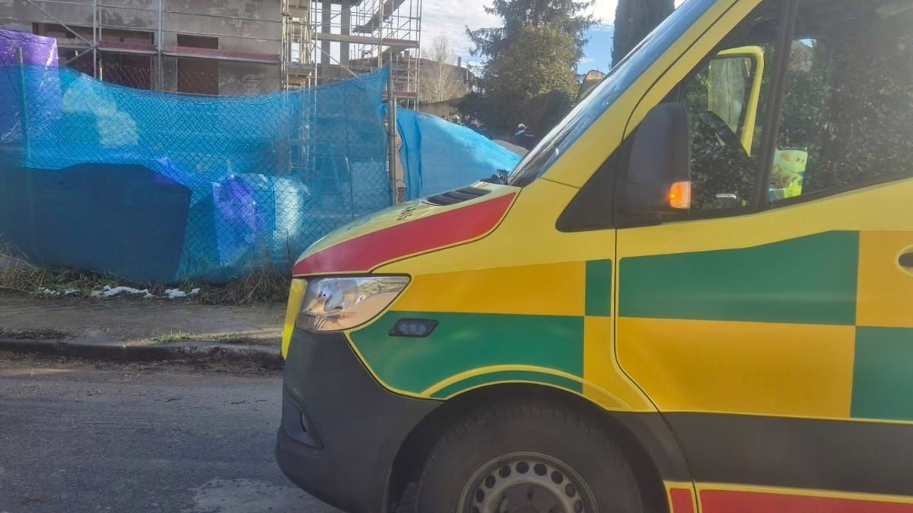 Fallece un empleado en Madrid tras caer desde una altura de ocho metros.