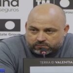 Manolo González, entrenador del RCD Espanyol, con gesto serio durante una sesión de entrenamiento en la Dani Jarque.