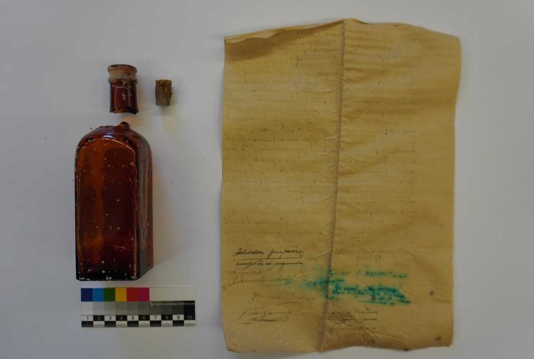 Las obras en la iglesia de Campo Real sacan a la luz una botella con un documento fechado en 1947 con información sobre el párroco asesinado durante la Guerra Civil. Imagen de EP.