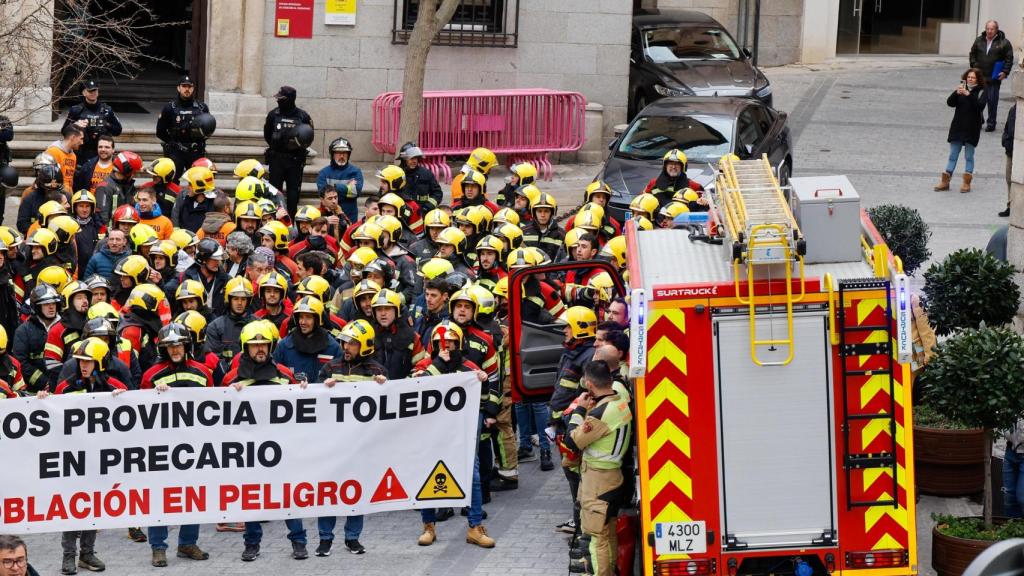 Manifestación de los Bomberos del Consorcio de Toledo durante la mañana del viernes.