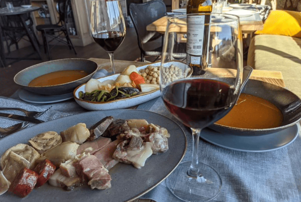 Cenar en una terraza de Gran Vía o al lado de un hórreo.