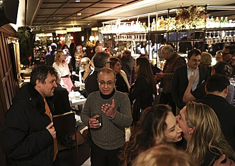 Imagen secundaria 1 - Arriba, Ana y Eric en el evento organizado por InterNations. Abajo, varios expatriados reunidos en el Club Financiero Génova