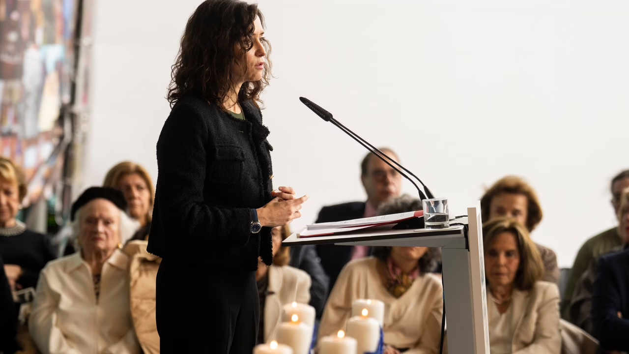 Ayuso intensifica la precampaña y fortalece su equipo para desactivar las "trampas" de Sánchez.