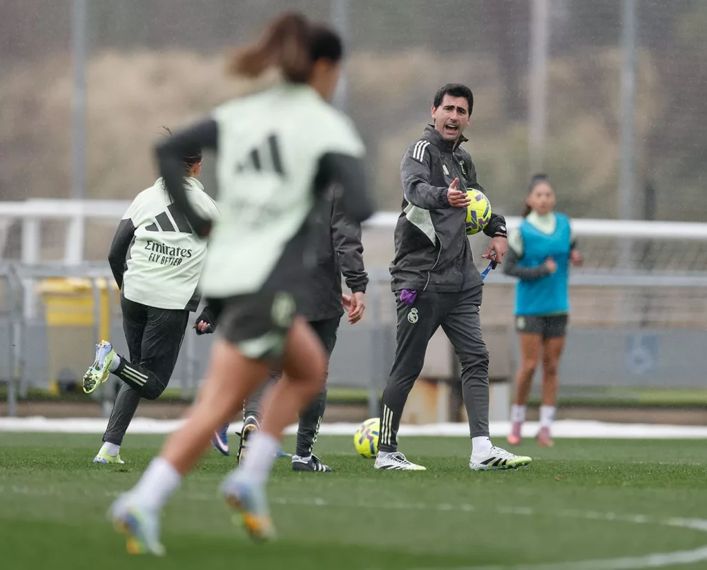 Pau Quesada dirigiendo el último entrenamiento del Real Madrid Femenino antes de visitar Riazor.