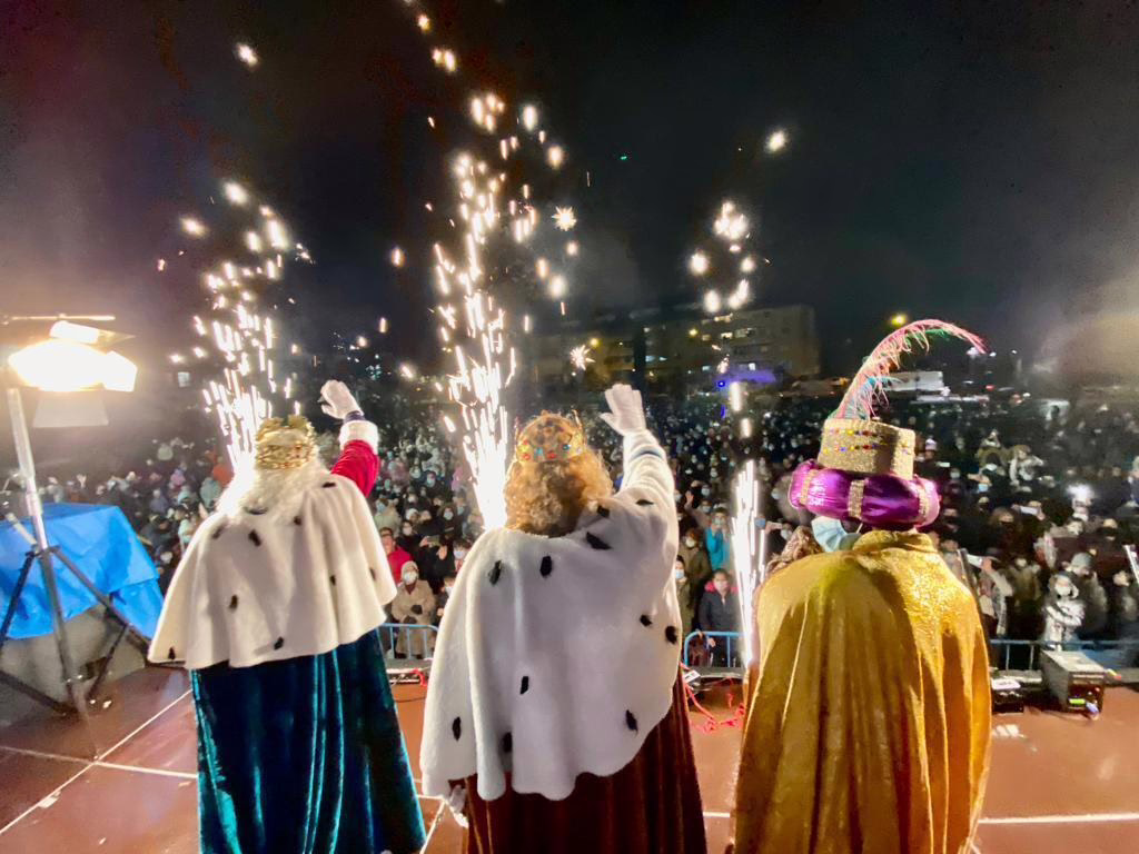Desfile de Reyes 2026 en Las Rozas: drones, carros alegóricos y chocolate caliente.