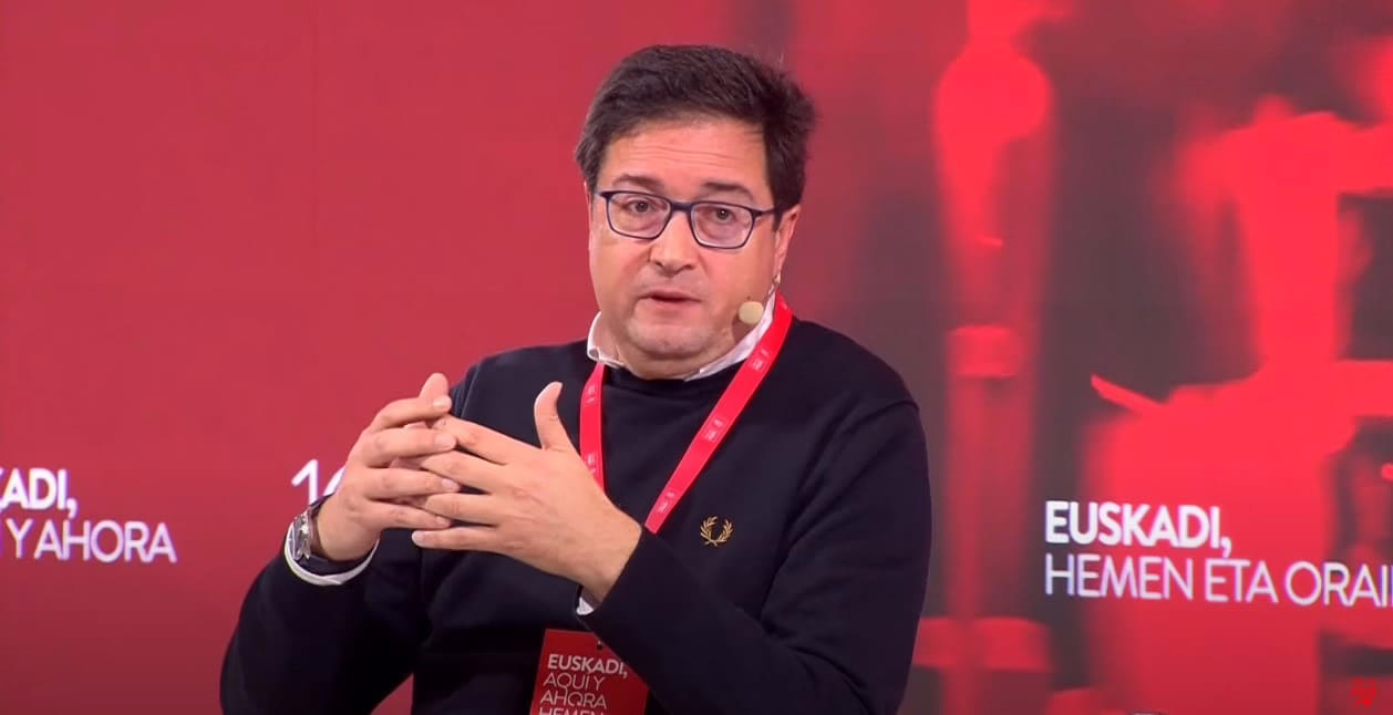 Óscar López denuncia que el PP adopta la retórica de Vox al cuestionar la regularización de inmigrantes.
