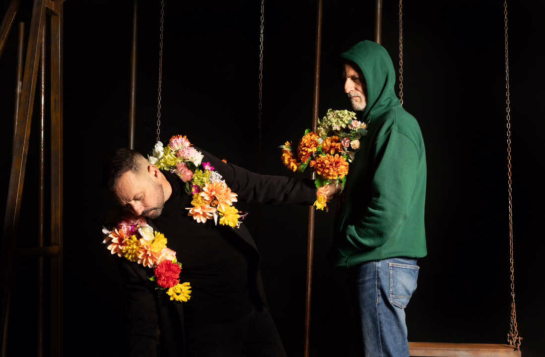 'Tantas flores' en Teatros del Canal: una reflexión sobre la vulnerabilidad masculina a través de la danza y la literatura.