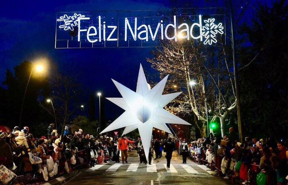 Desfile de Reyes 2026 en Majadahonda con carrozas y dulces.