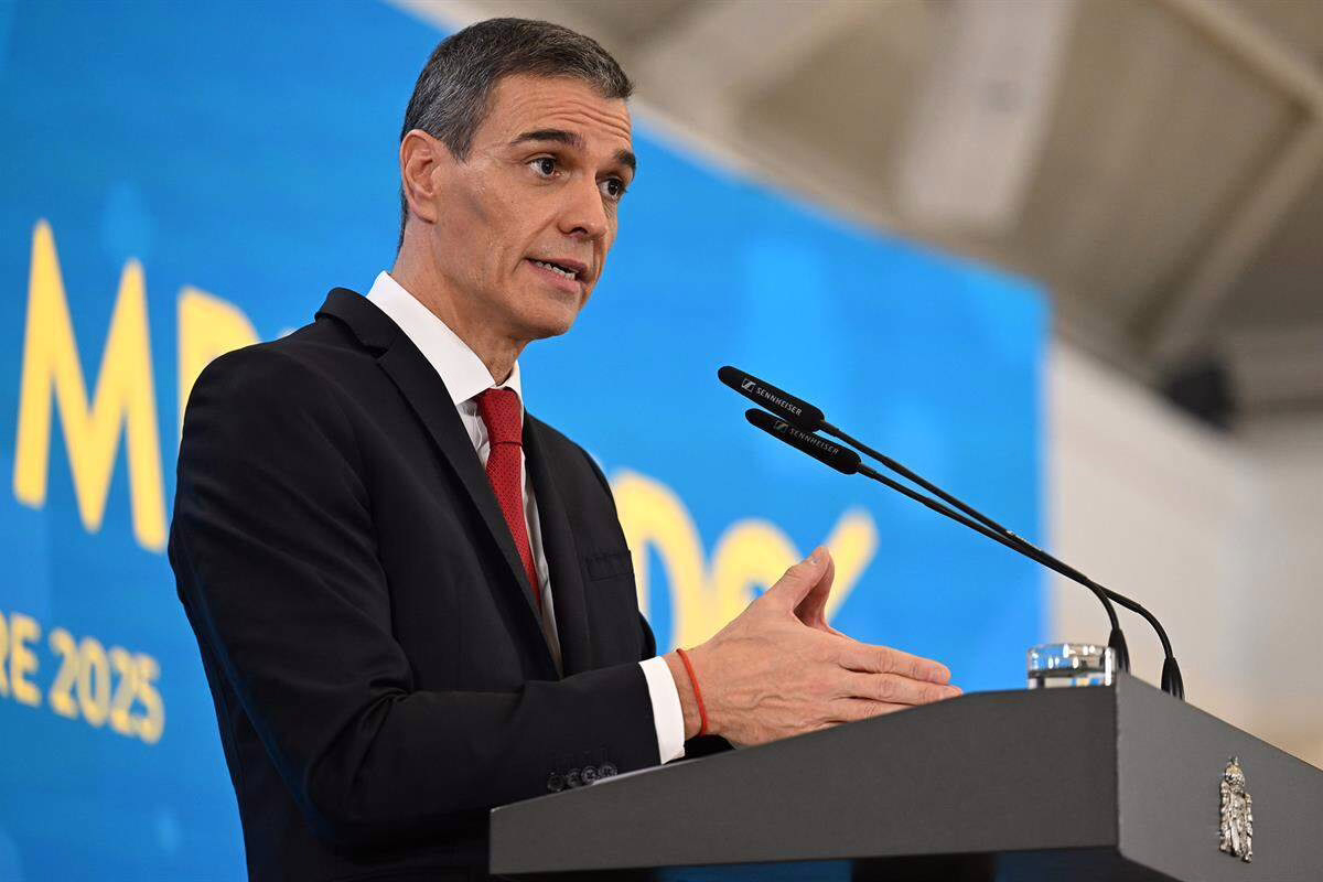 Pedro Sánchez se opone a la intervención estadounidense en Venezuela y aboga por un cambio político mediante el diálogo.