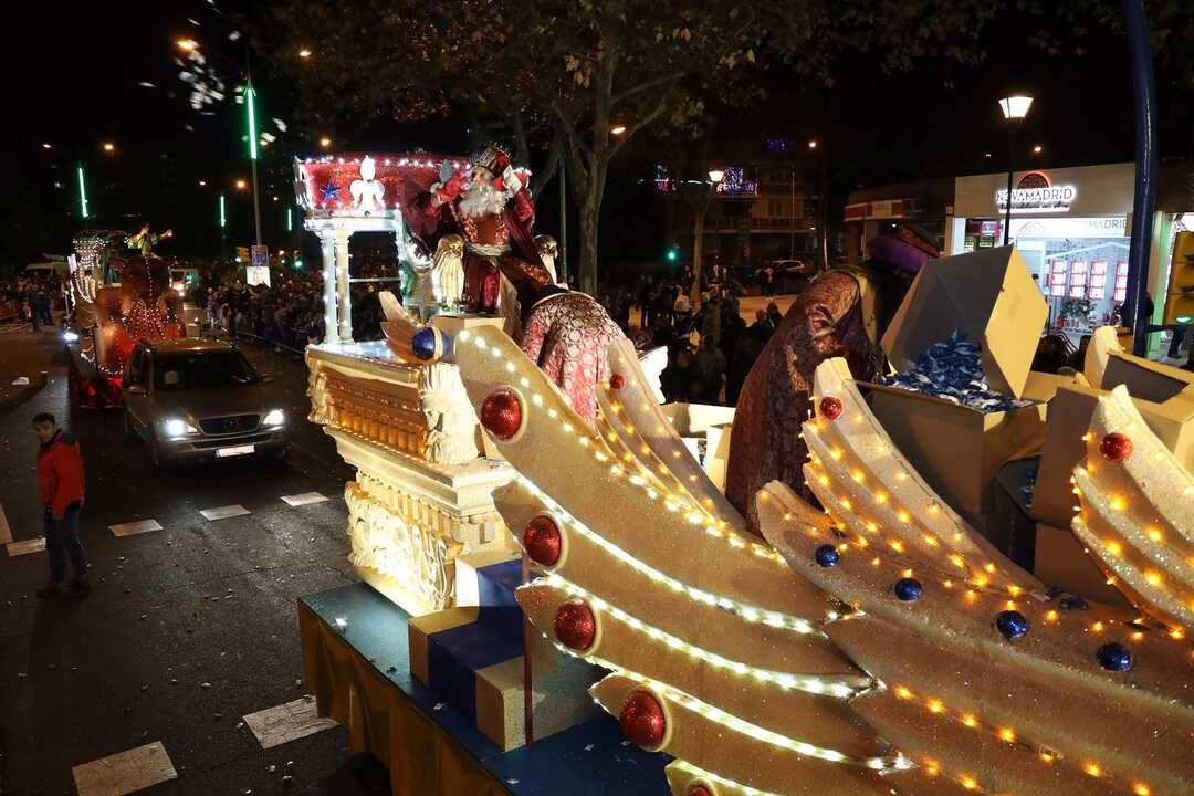 57 carrozas desfilan junto a los Reyes Magos en Fuenlabrada.