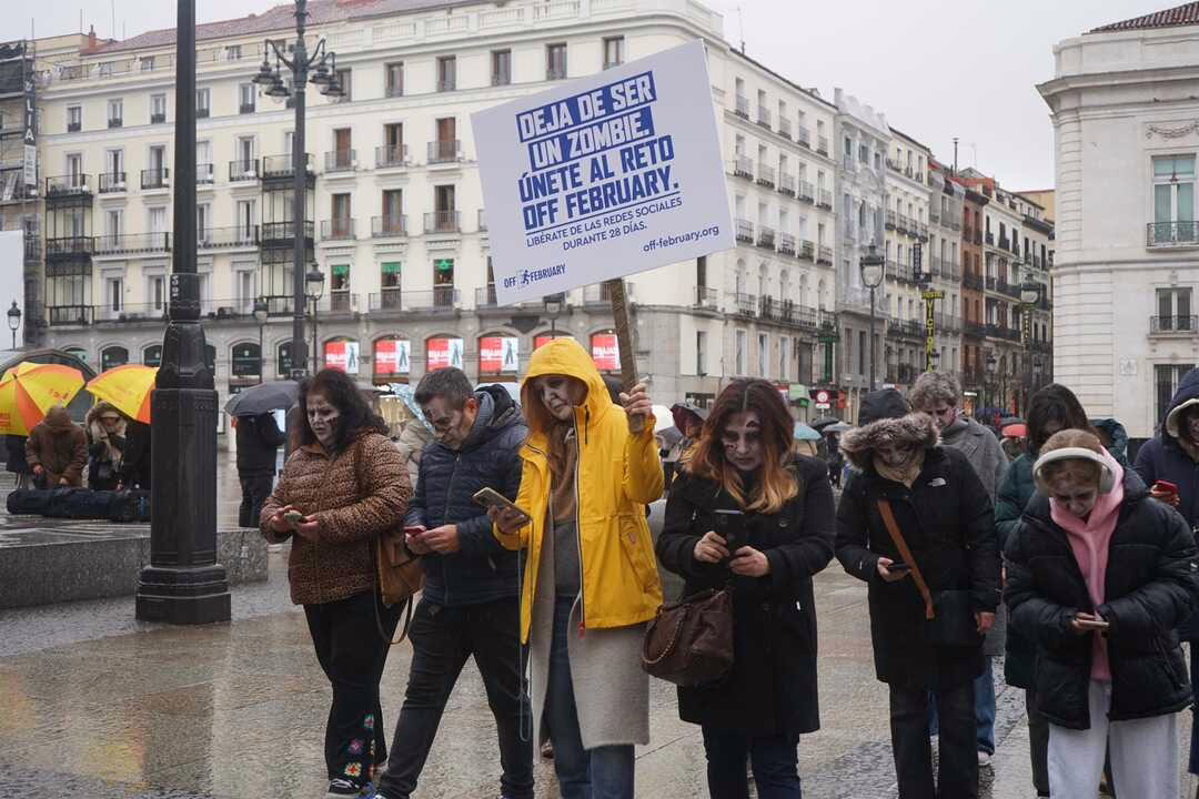 Zombis virtuales en Madrid advierten sobre la sobreconexión.
