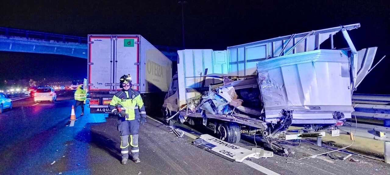 Un lesionado en un choque de dos camiones en la M-50.