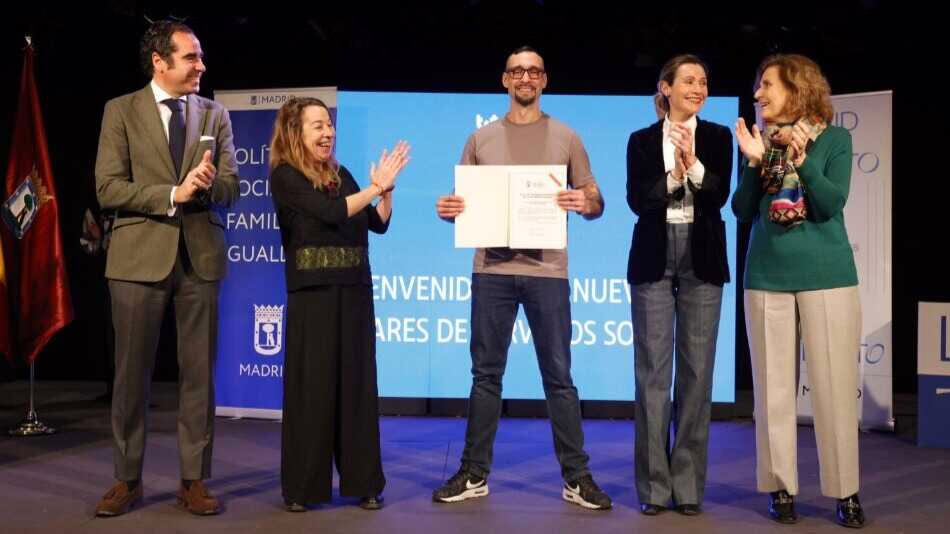 Madrid amplía los servicios sociales incorporando 122 nuevos auxiliares municipales.