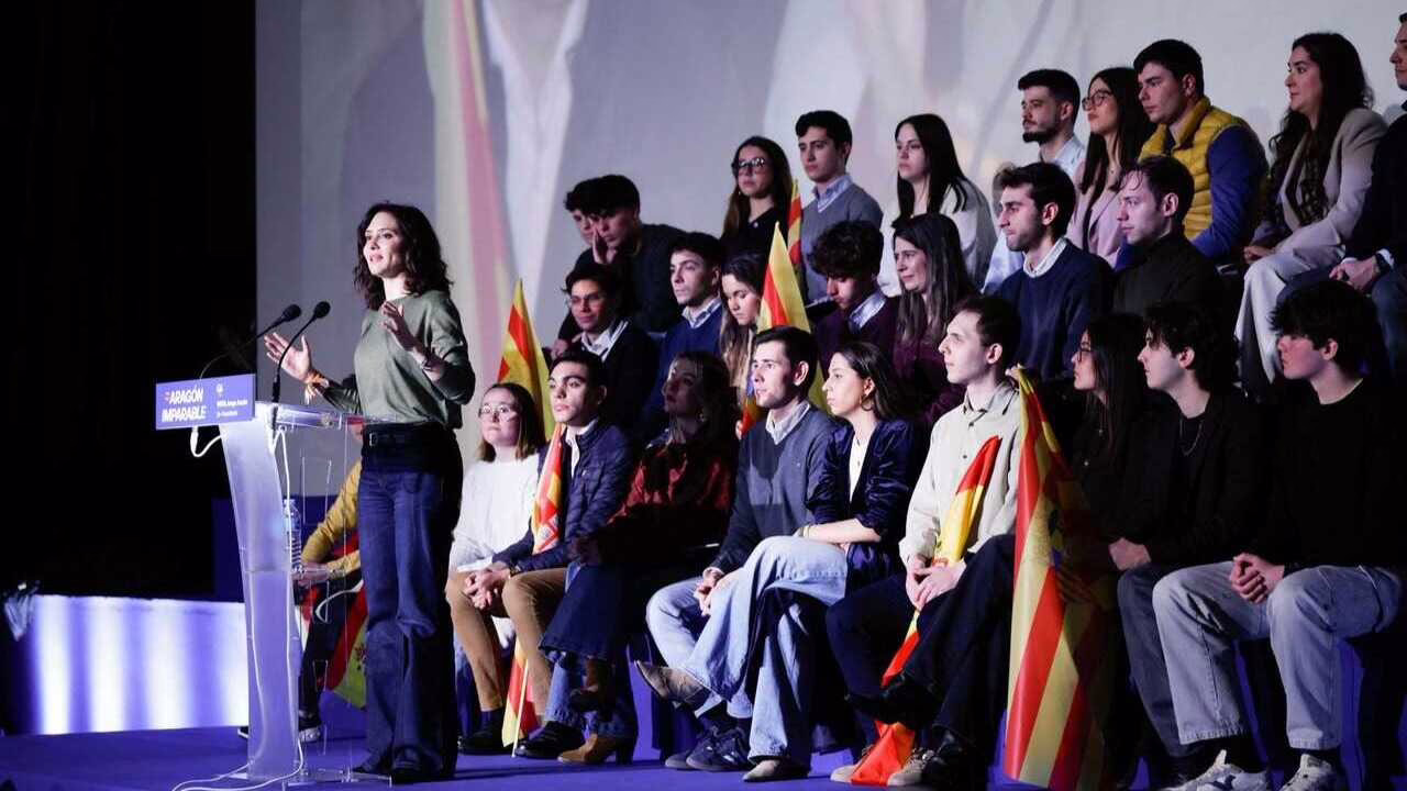 Ayuso critica a Sánchez en Zaragoza, señalando la división regional y el deterioro de los servicios públicos.