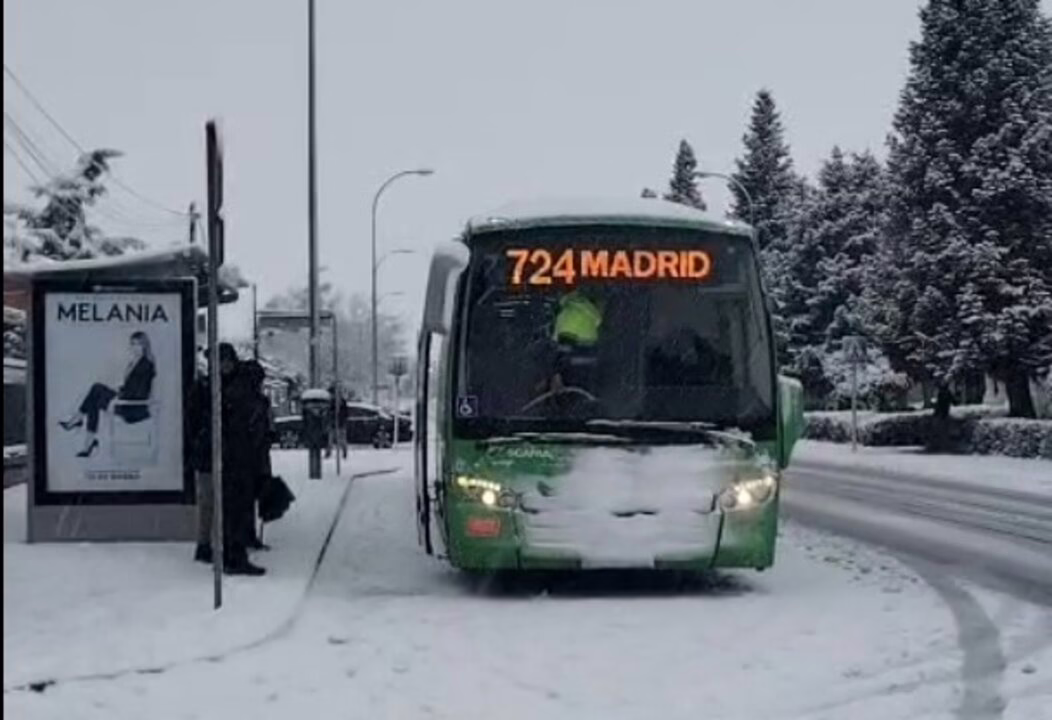 Interrumpido el servicio de autobuses debido a la nevada en el norte de Madrid y obligatorio el uso de cadenas en la M-607.