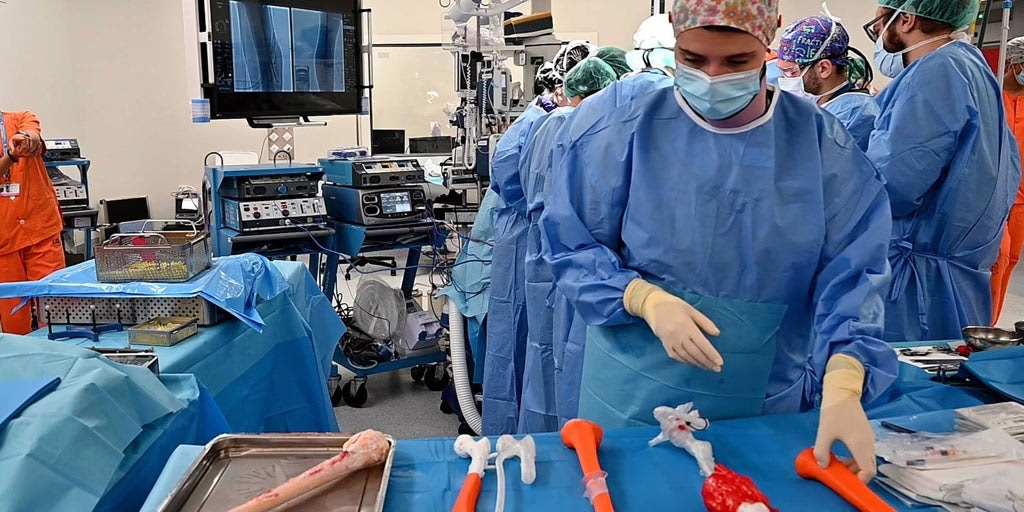La salud pública de Madrid logra preservar la pierna de un niño con un tumor óseo mediante una cirugía de alta precisión.