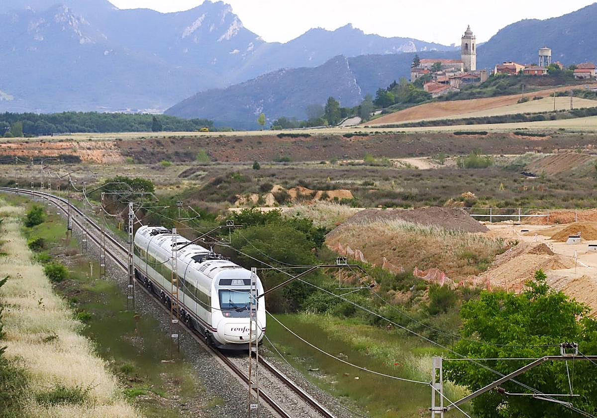 El Alvia con destino a Madrid experimenta demoras superiores a una hora y media debido a la restricción de velocidad.