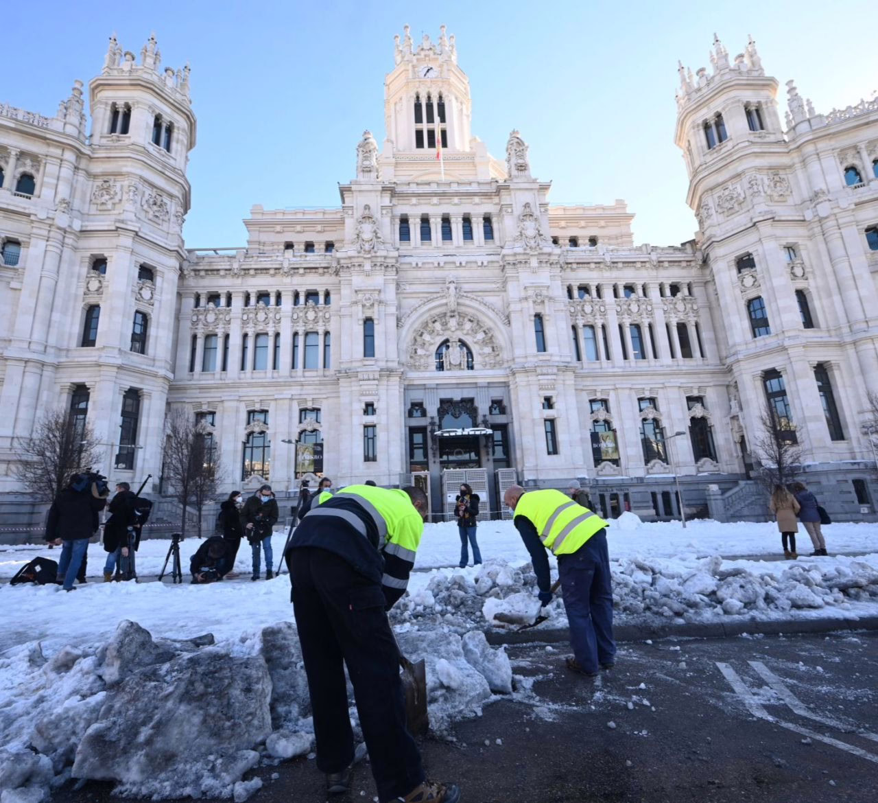 Madrid esparce sal en las principales calles de la ciudad debido a la previsión de nevadas.