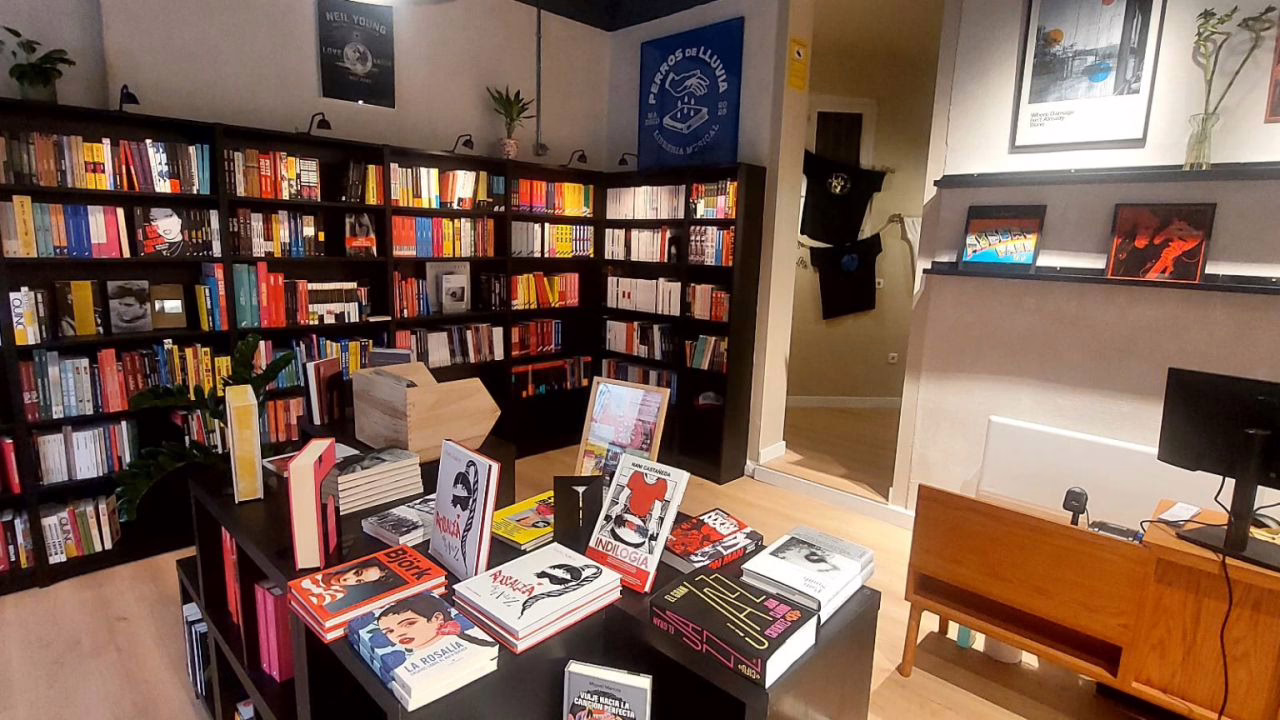 Perros de Lluvia: una nueva tienda de libros en Lavapiés para los apasionados de la música.