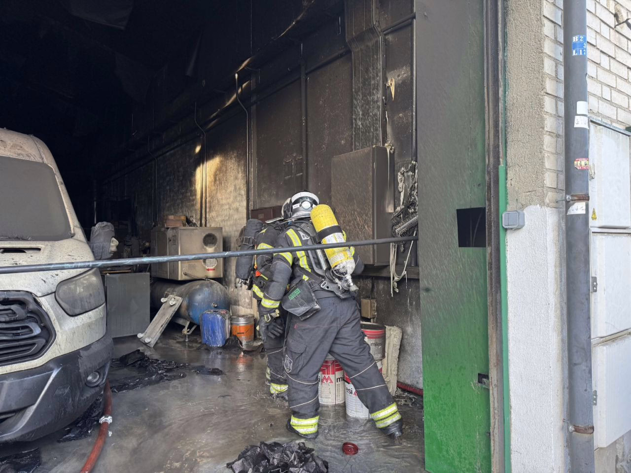 Bomberos apagan un fuego en una fábrica en Humanes.