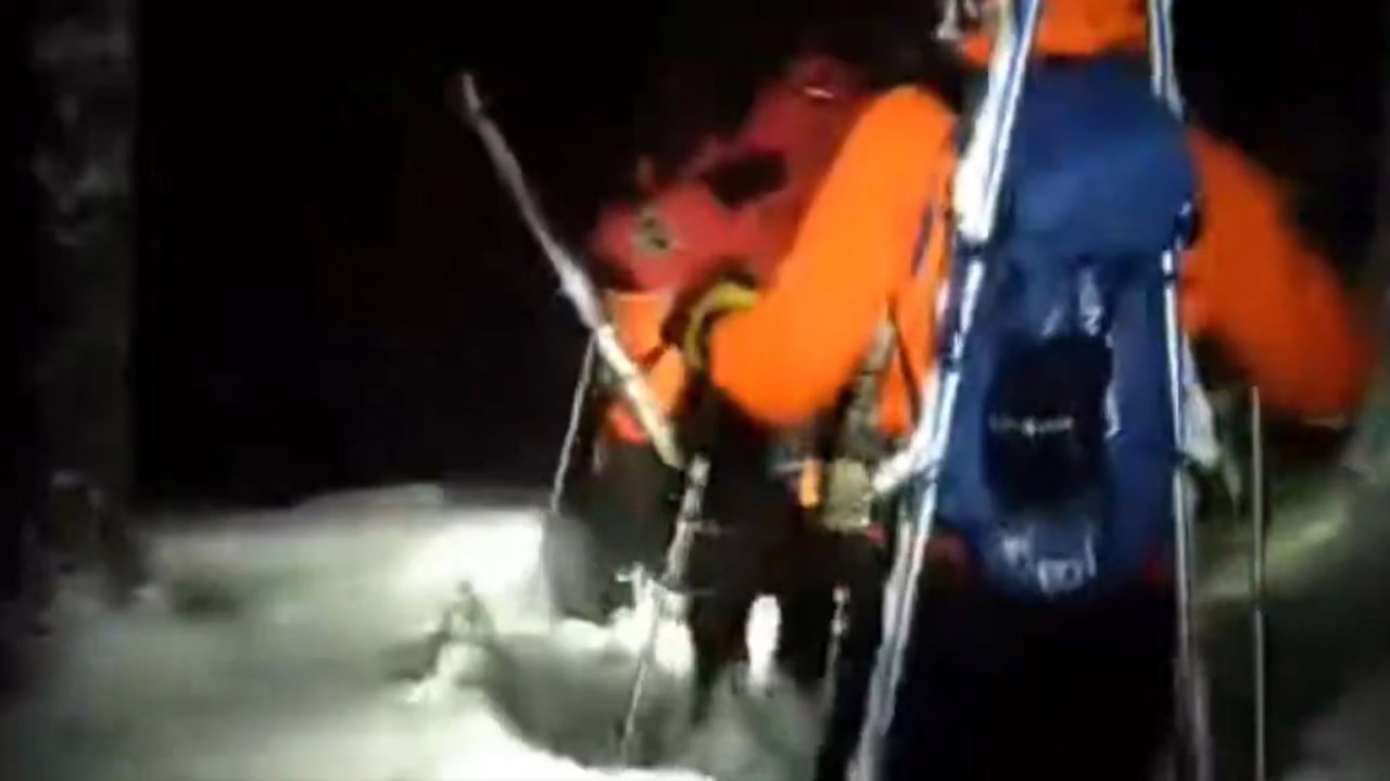 Bomberos ayudan a dos jóvenes con hipotermia después de extraviarse en la nieve en Guadarrama.