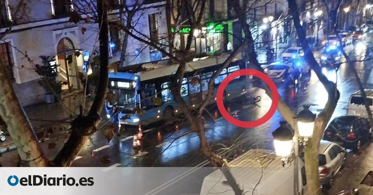 Un autobús de la EMT impacta a un ciclista en el carril bici 'sándwich' de Atocha.