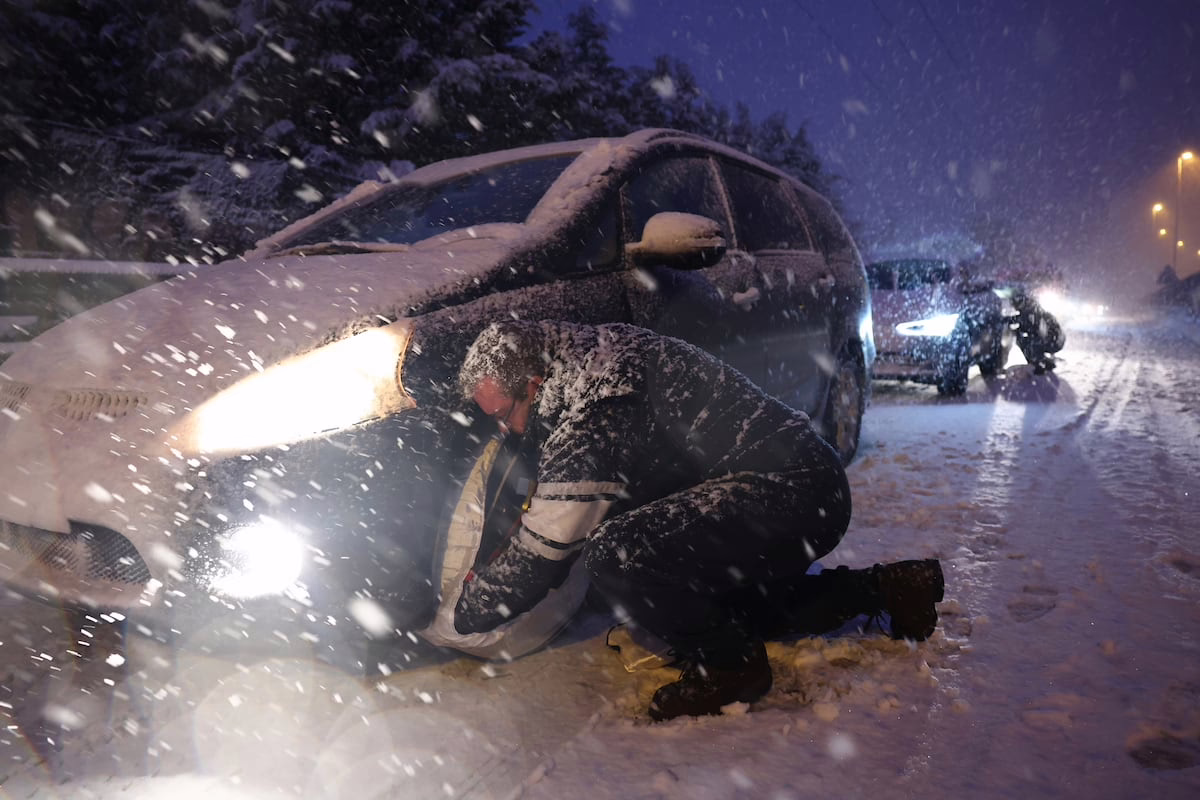 Información de última hora sobre la borrasca ‘Kristin’ en vivo | La nieve provoca el cierre de la A-6 en Madrid, la necesidad de cadenas en Ávila, Segovia y Cáceres, y el cierre de carreteras secundarias | España