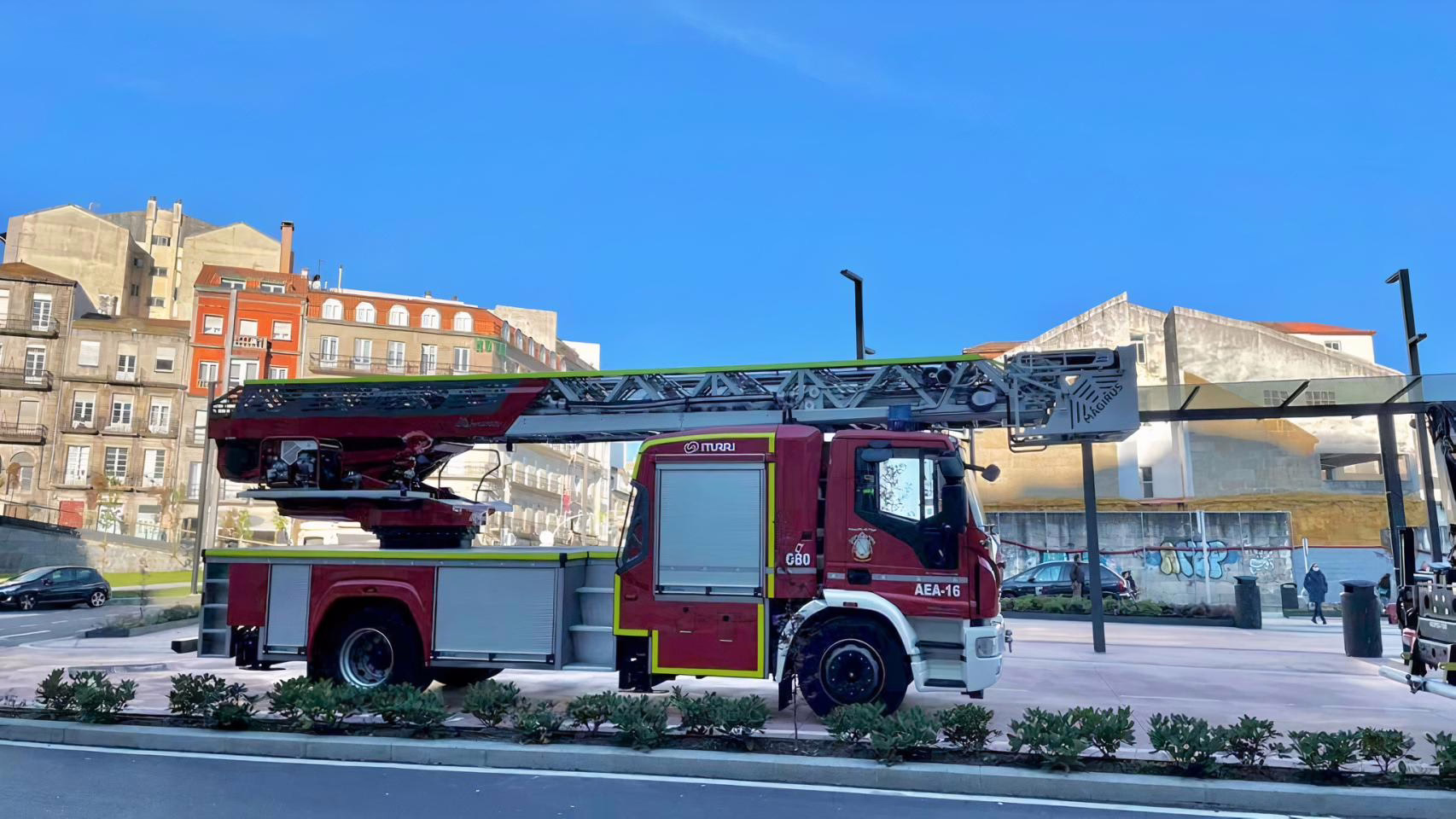 Los bomberos de Vigo salvan a una joven atrapada en una discoteca durante la madrugada.