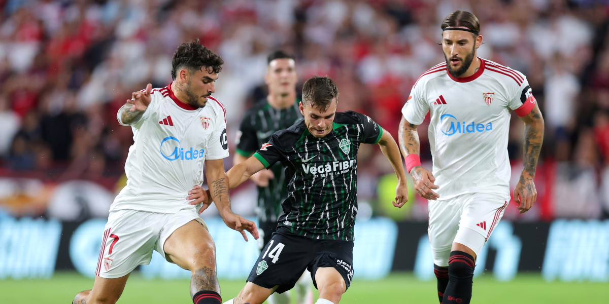 Un minuto de silencio en el partido Elche-Sevilla en memoria de las víctimas del accidente de tren.