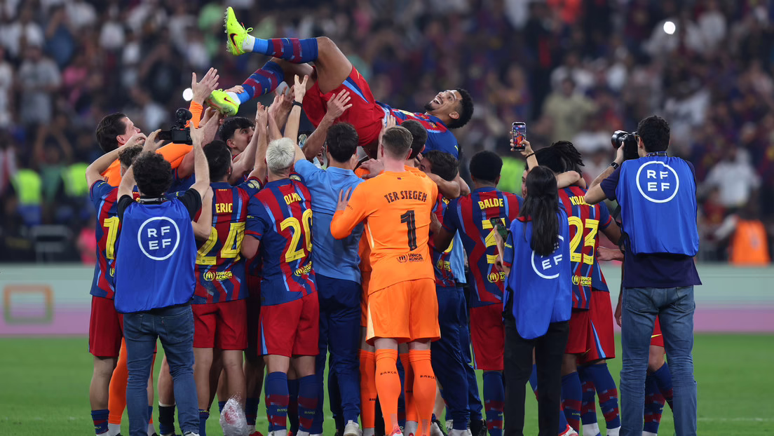 El FC Barcelona se alza como campeón de la Supercopa de España.