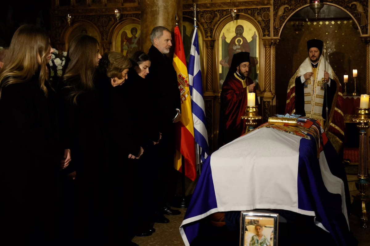 La Familia Real, sin Juan Carlos I, se despide de Irene de Grecia en Madrid | Gente