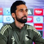 Álvaro Arbeloa con gesto serio en el banquillo durante la derrota del Real Madrid ante el Albacete.