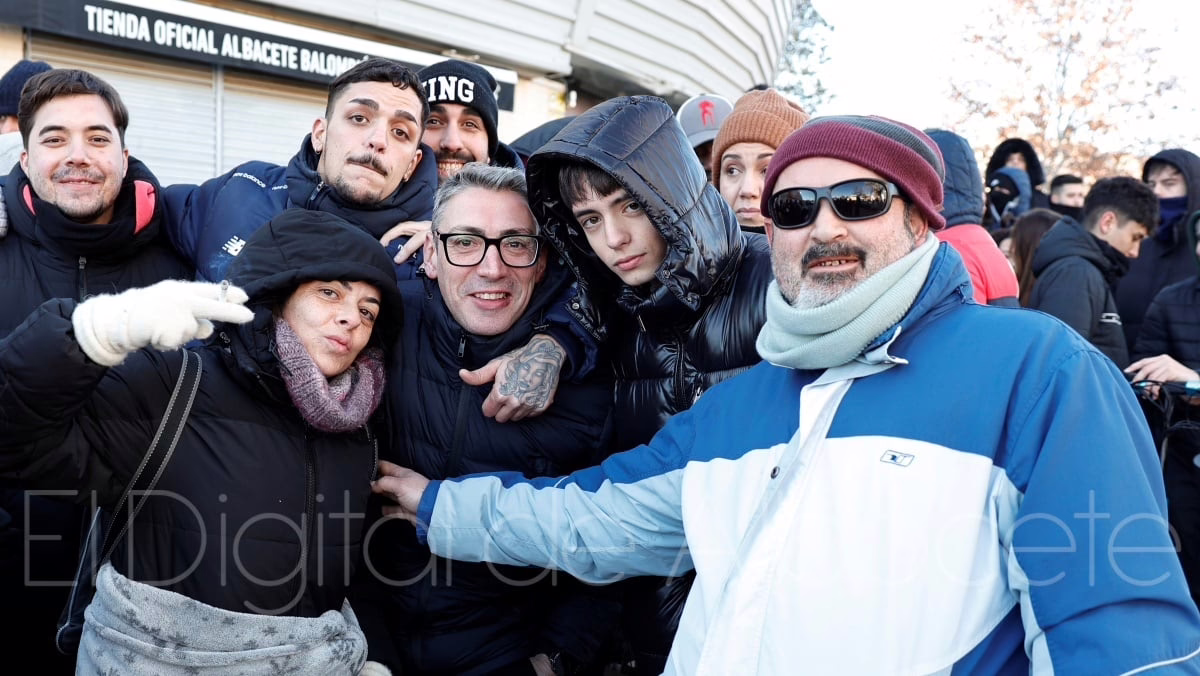 IMÁGENES | Capturas de las filas en el Carlos Belmonte de Albacete para las entradas del Real Madrid.