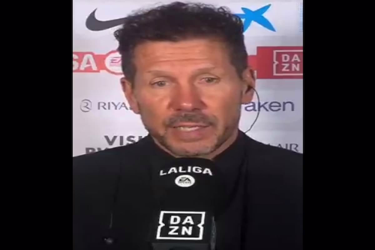 Simeone mantiene la calma con Julián Álvarez.