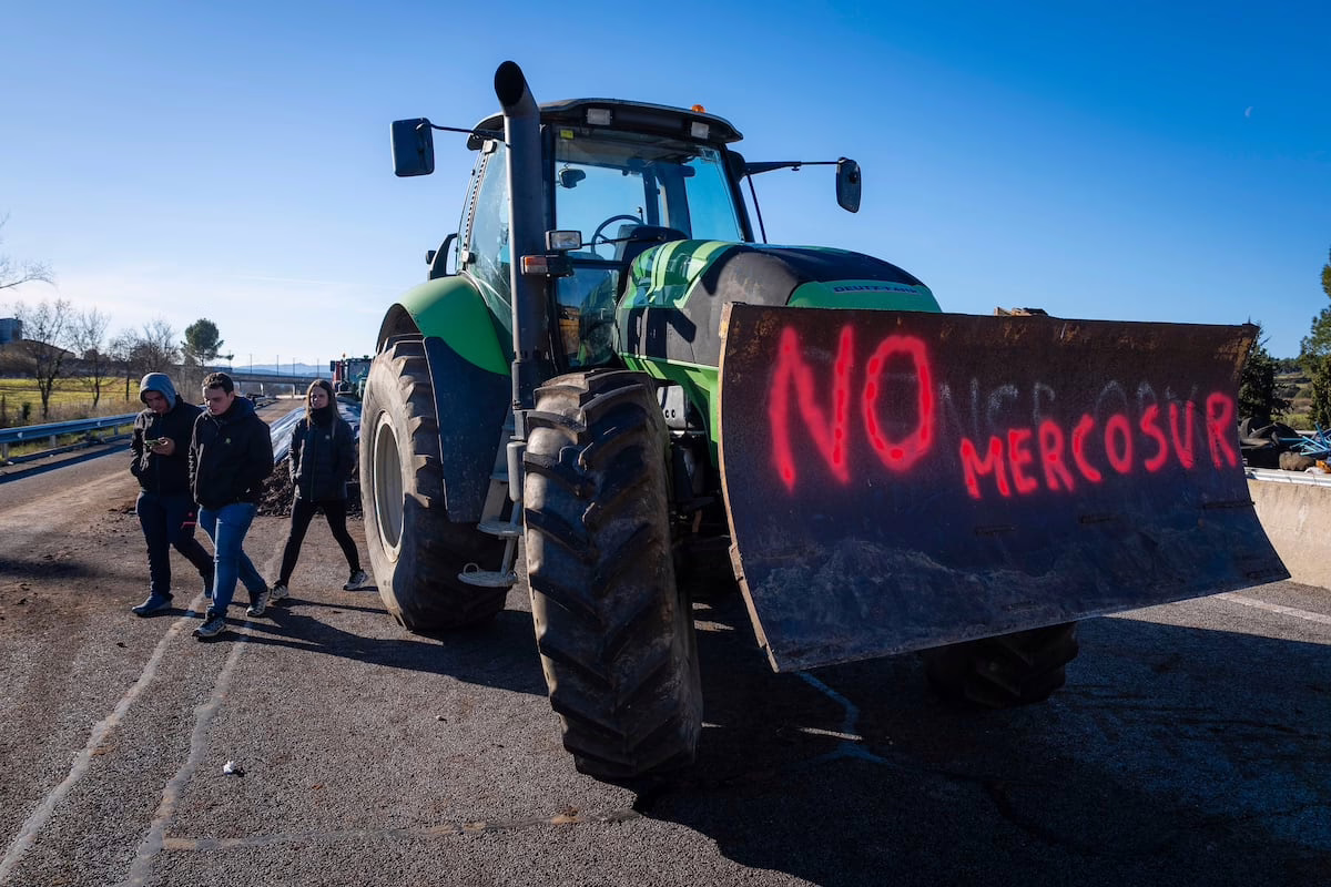 Los agricultores mantienen sus protestas en oposición al pacto de la UE con Mercosur | Economía