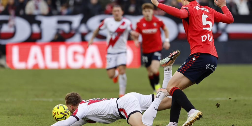 Los futbolistas del Rayo están cansados del terreno de juego y Presa desea abandonar el estadio.
