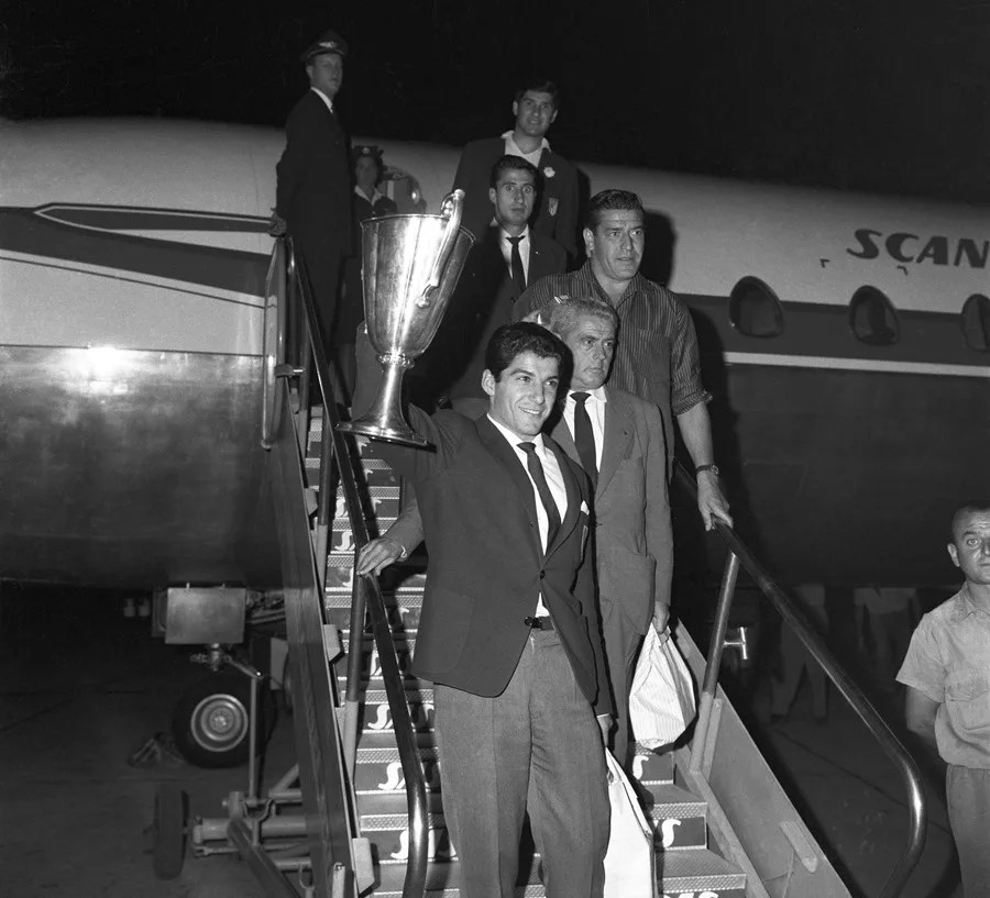 Collar, capitán del Atlético de Madrid, sujeta el trofeo de la segunda edición de la Recopa de Europa en 1962.