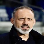 Pellegrino Matarazzo, entrenador de la Real Sociedad, con semblante serio durante un partido.