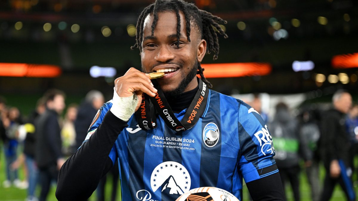 Ademola Lookman celebra un título ganado con la Atalanta