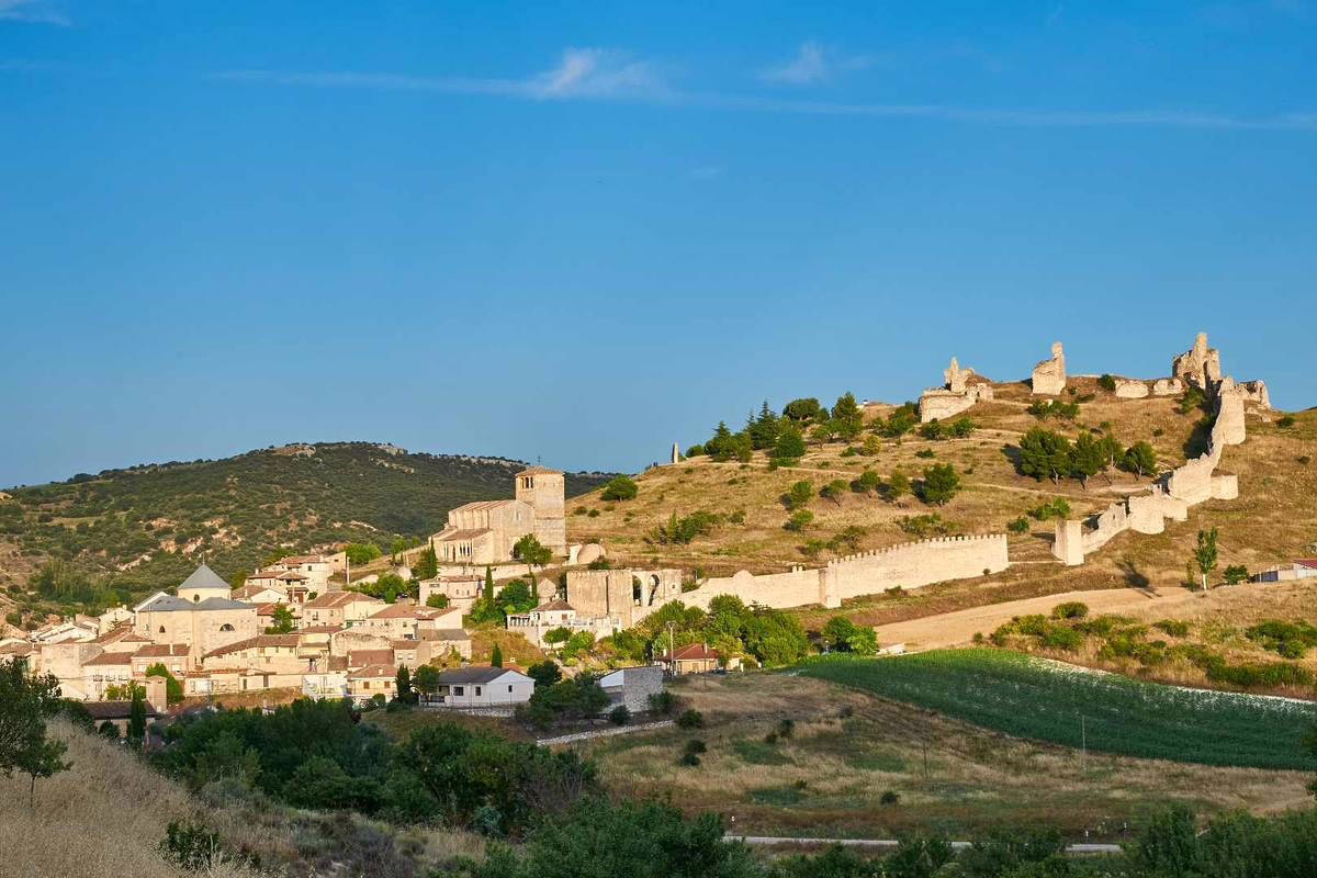 Su castillo fue vendido por 150 € y cuenta con casas similares a las de ‘El Señor de los Anillos’.